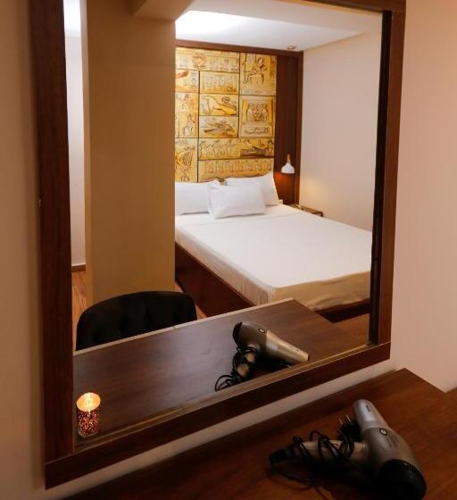 اتاق لوکس سه تخته با چشم‌انداز, Nine Pyramids View