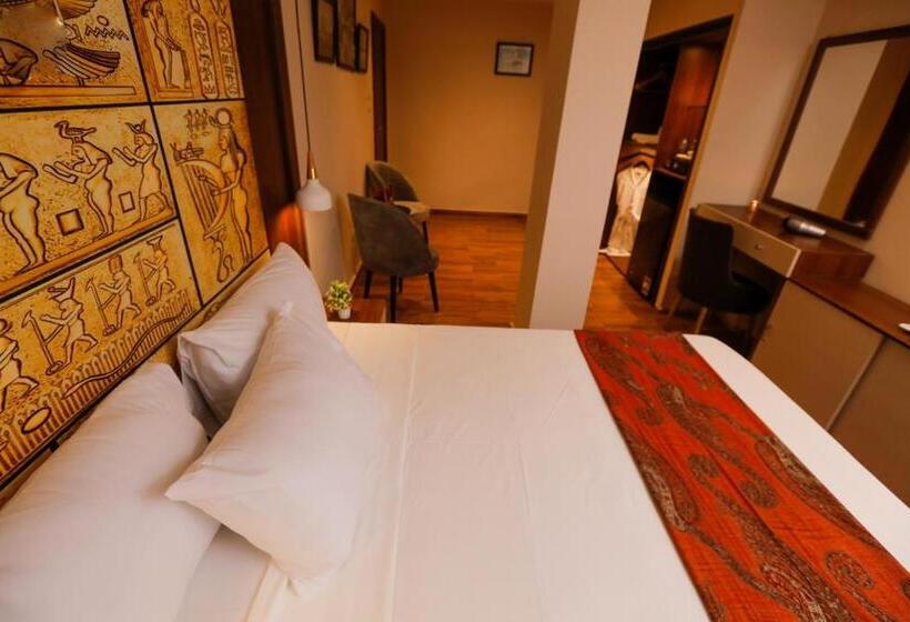 اتاق لوکس سه تخته با چشم‌انداز, Nine Pyramids View