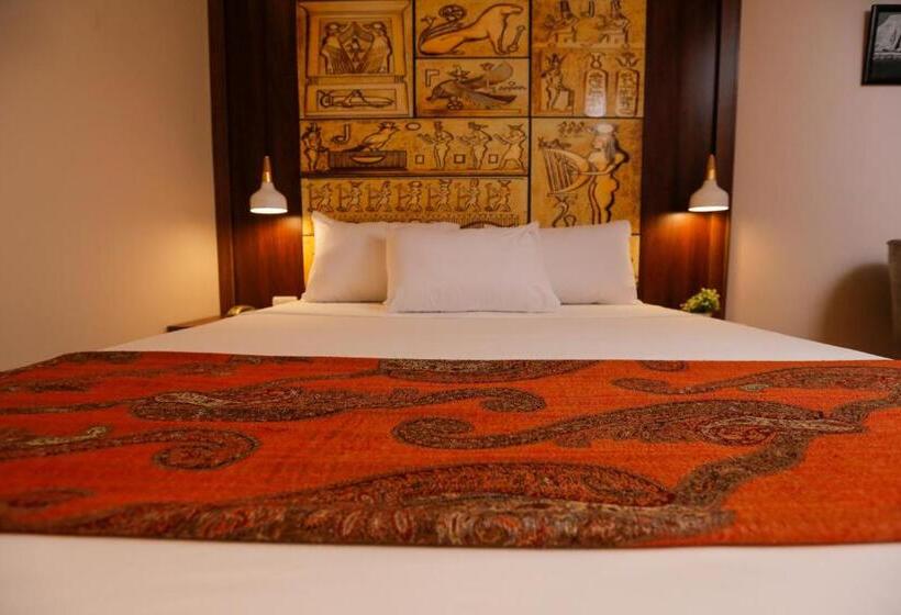 اتاق لوکس سه تخته با چشم‌انداز, Nine Pyramids View