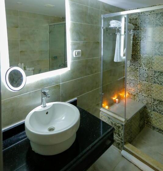 اتاق لوکس سه تخته با چشم‌انداز, Nine Pyramids View