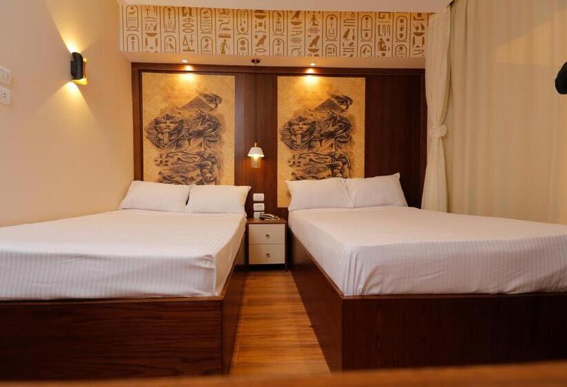 سوئیت دولوکس با چشم‌انداز, Nine Pyramids View