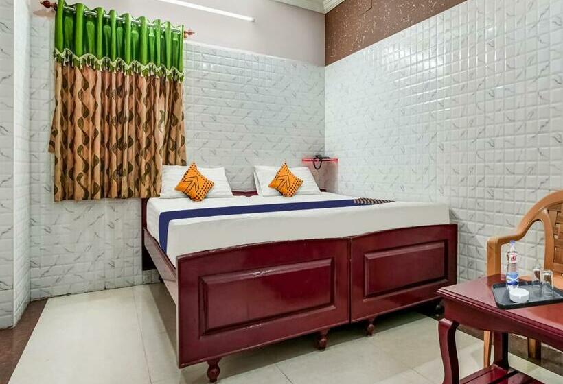 اتاق کلاسیک سه تخته, Spot On Madhavi Residency & Lodge