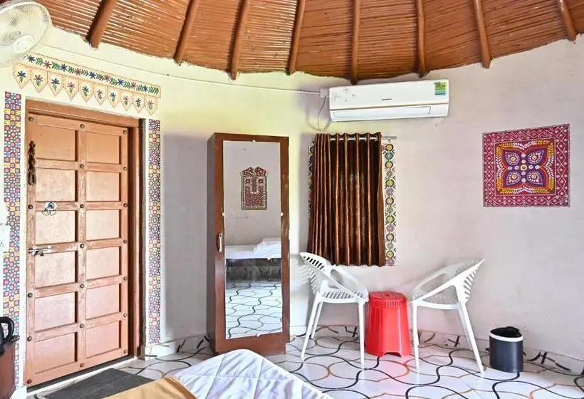 デラックスルーム, Modhera Sunrise Resort Tents Bhungas Jungle Restaurants & Candlelight Dining