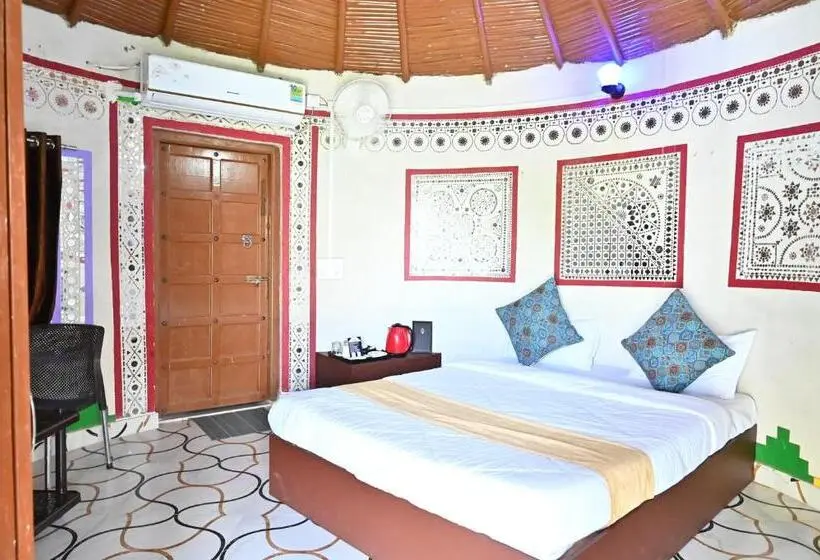 デラックスルーム, Modhera Sunrise Resort Tents Bhungas Jungle Restaurants & Candlelight Dining