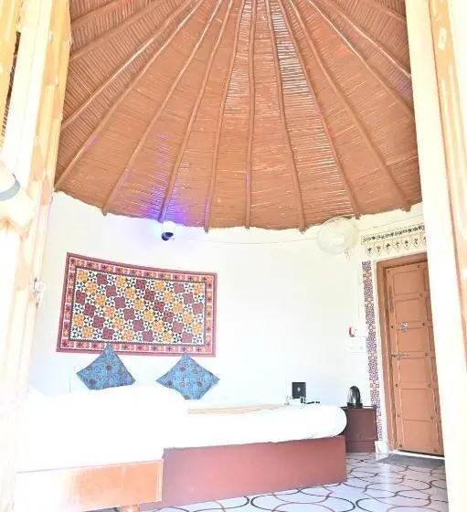 デラックスルーム, Modhera Sunrise Resort Tents Bhungas Jungle Restaurants & Candlelight Dining