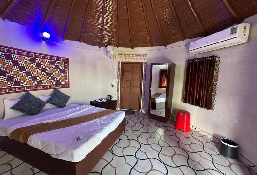 Номер Deluxe, Modhera Sunrise Resort   Tents Bhungas Jungle Restaurants & Candlelight Dining