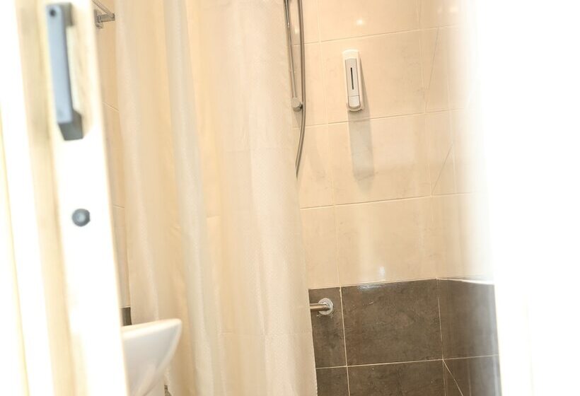 اتاق استاندارد سه نفره, New Midtown