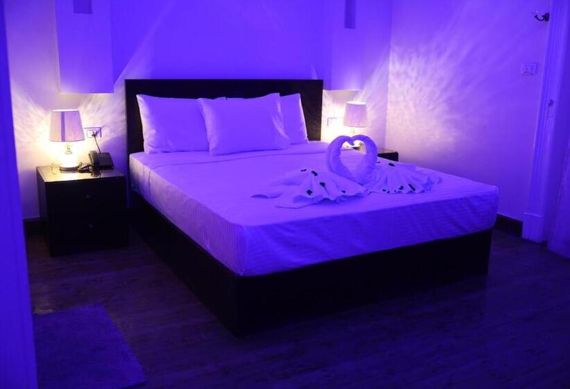 اتاق لوکس با بالکن, New Midtown