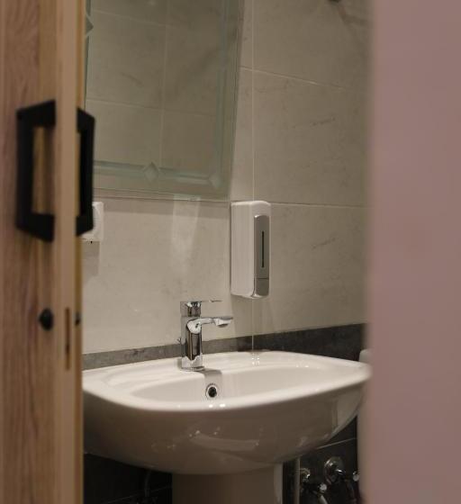 اتاق استاندارد سه تخته با بالکن, New Midtown