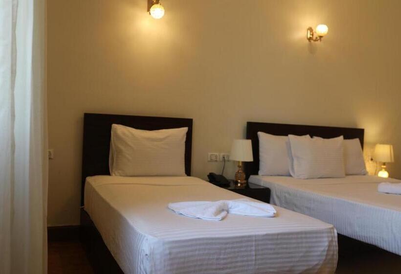 اتاق استاندارد سه تخته با بالکن, New Midtown