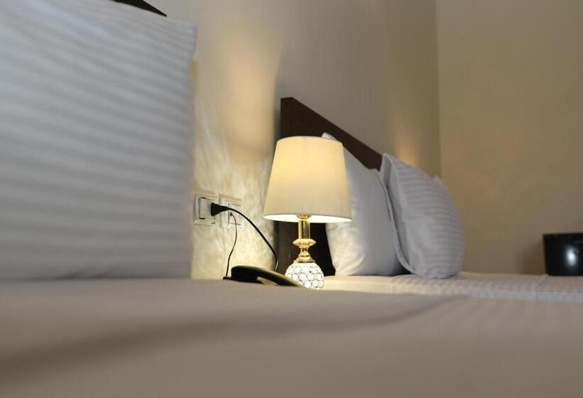 اتاق استاندارد سه تخته با بالکن, New Midtown