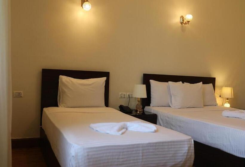 اتاق استاندارد سه تخته با بالکن, New Midtown