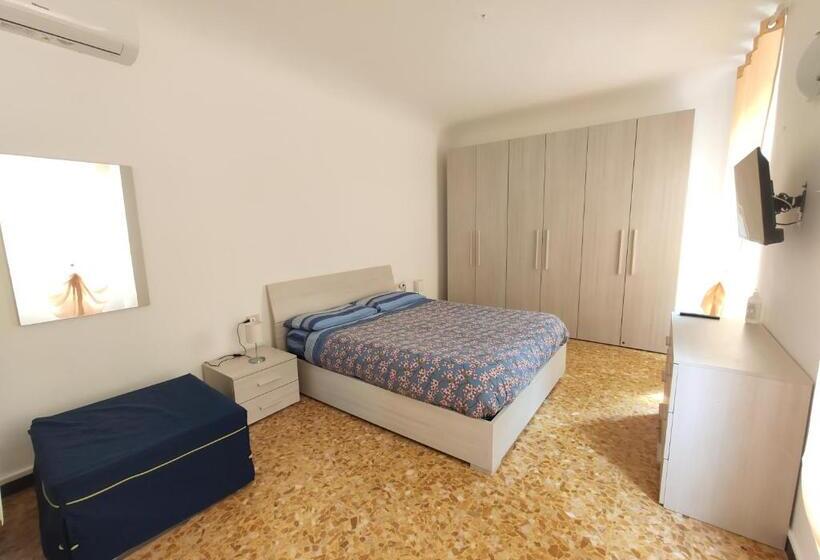 اتاق سهنفرۀ استاندارد با سرویس بهداشتی بیرون از اتاق, La Selva Durante