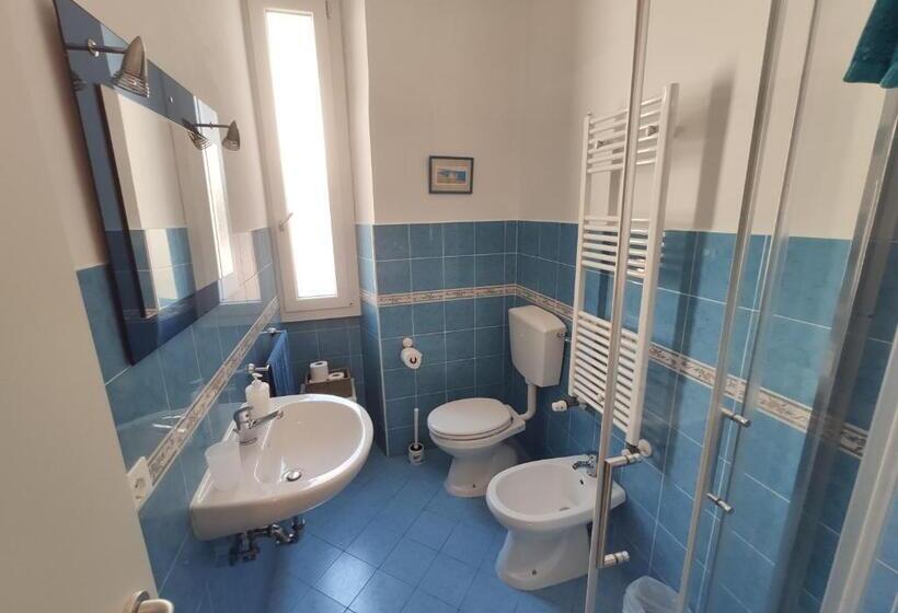 اتاق سهنفرۀ استاندارد با سرویس بهداشتی بیرون از اتاق, La Selva Durante