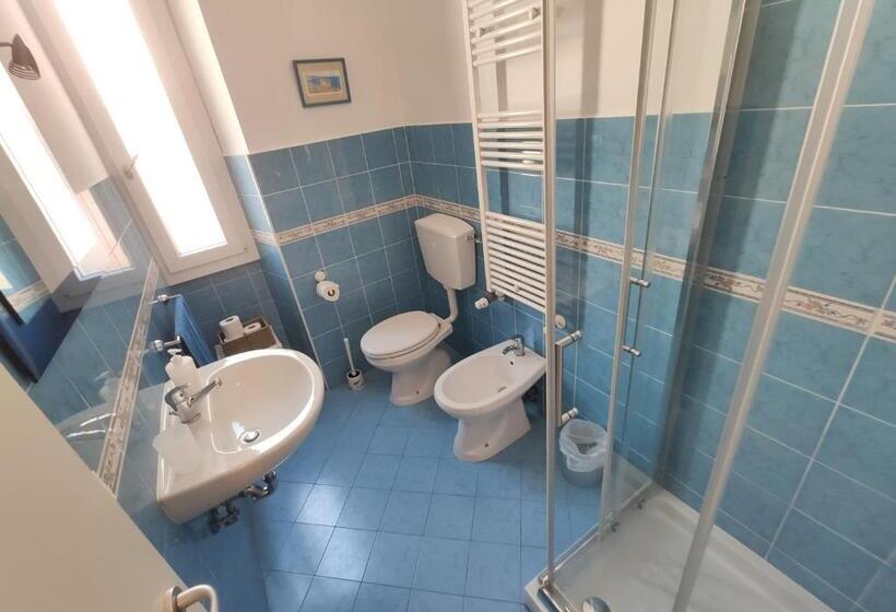 اتاق سهنفرۀ استاندارد با سرویس بهداشتی بیرون از اتاق, La Selva Durante