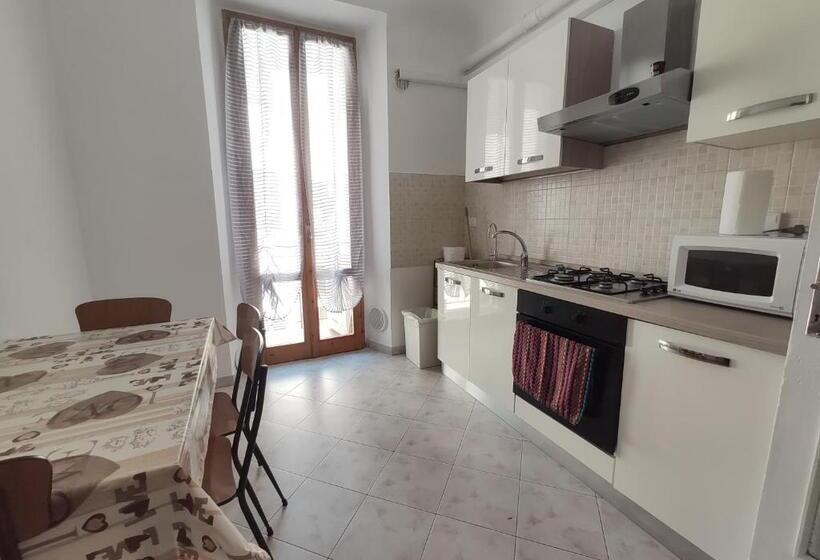 اتاق سهنفرۀ استاندارد با سرویس بهداشتی بیرون از اتاق, La Selva Durante