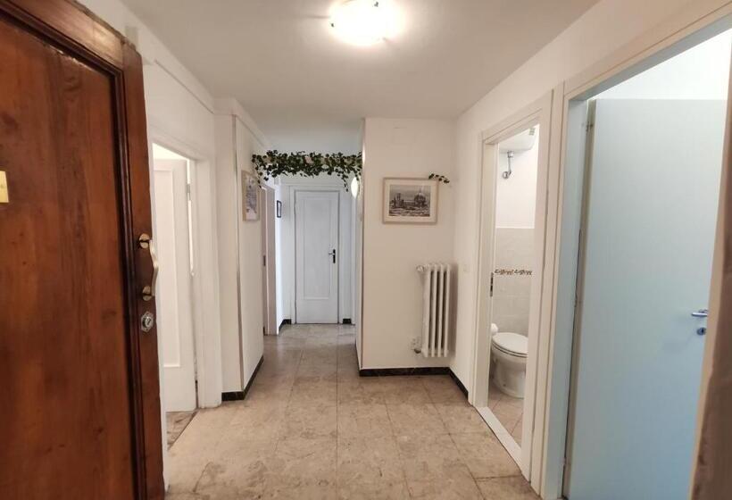 اتاق سهنفرۀ استاندارد با سرویس بهداشتی بیرون از اتاق, La Selva Durante