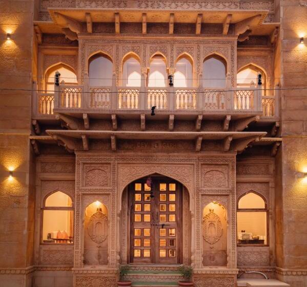 디럭스 룸, Dev Garh