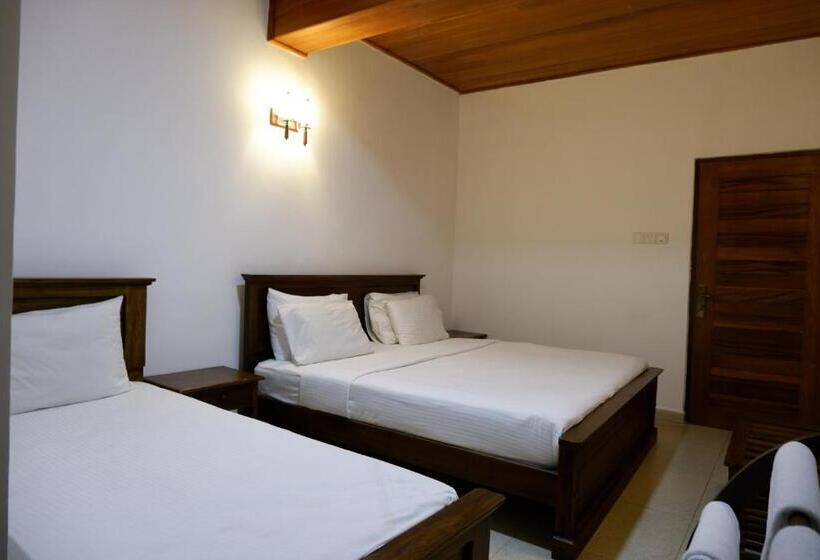 Трехместный Номер Deluxe, Riverside Inn