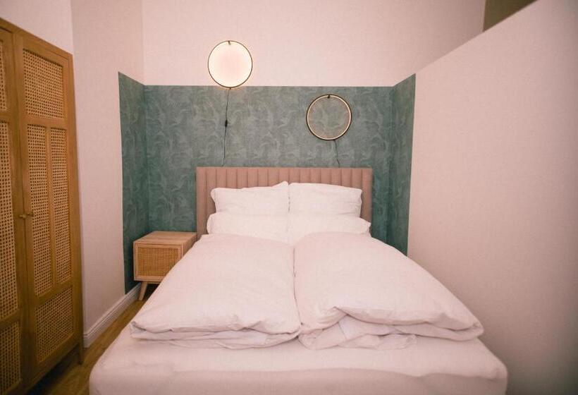 استودیوی استاندارد, The Weinert Suites