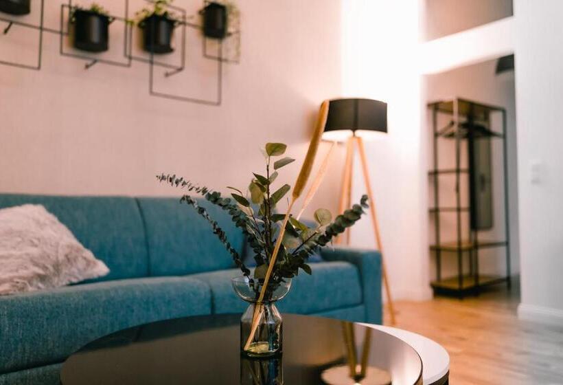 استودیوی استاندارد, The Weinert Suites