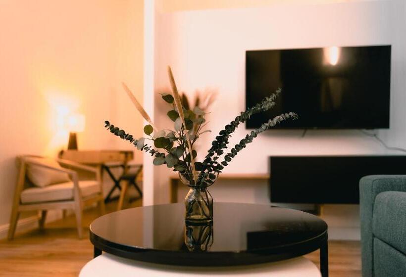 استودیوی استاندارد, The Weinert Suites