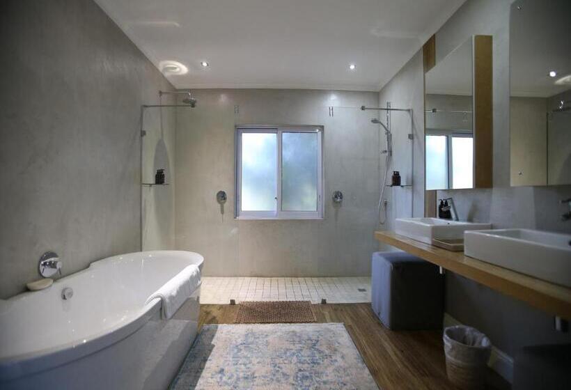 سوییت لوکس, Angala