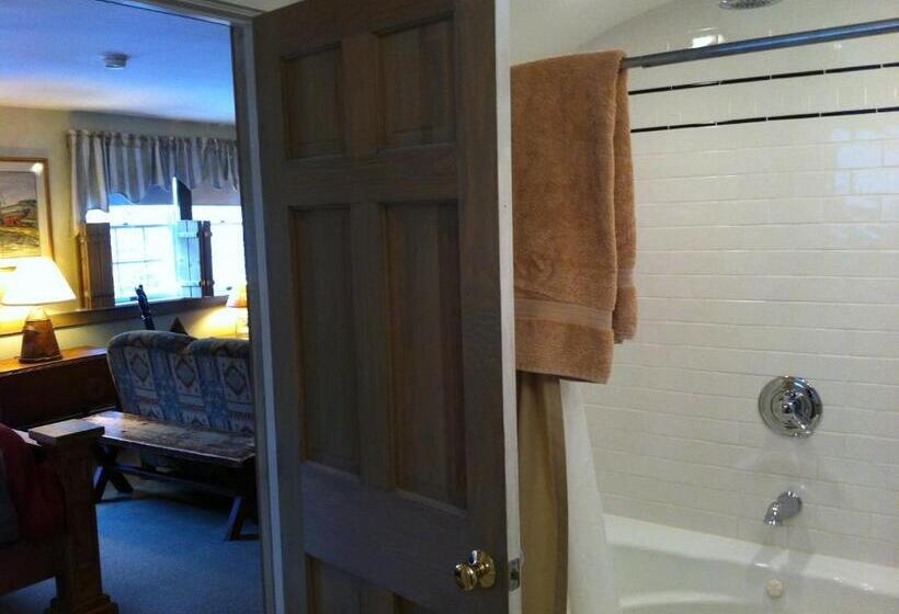 سوئیت جونیور با چشم‌انداز کوهستان, Deerhill Inn