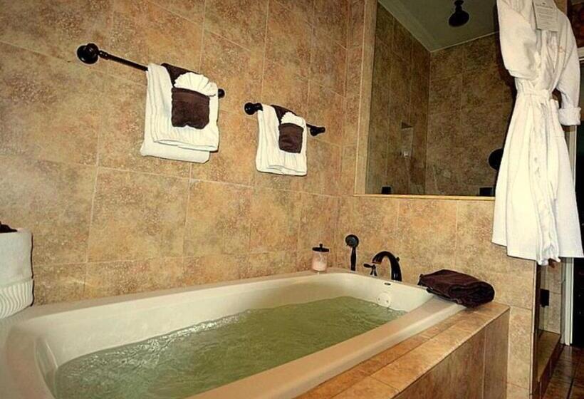 חדר סטנדרט עם מרפסת, The Kenwood Inn Oldest Bed And Breakfast, St Augustine Historic District