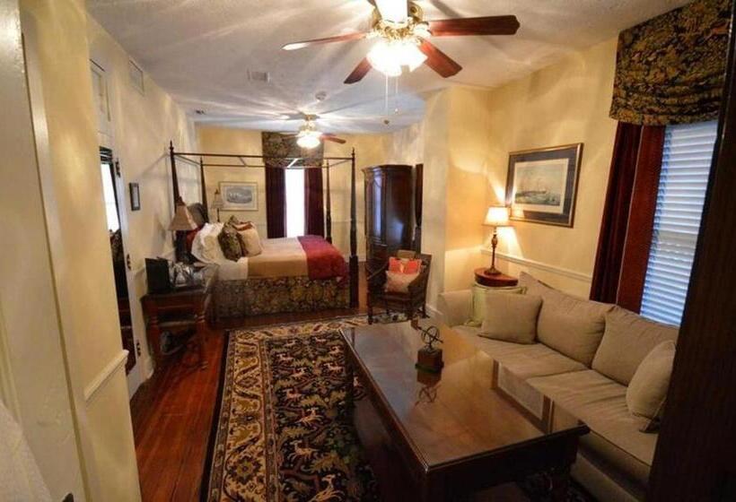 סוויטת ג'וניור עם מרפסת, The Kenwood Inn Oldest Bed And Breakfast, St Augustine Historic District