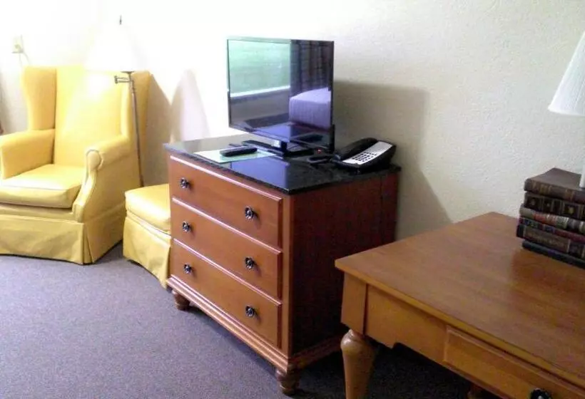 キングサイズベッドのスタンダードルーム, Days Inn & Suites By Wyndham Lake Okeechobee