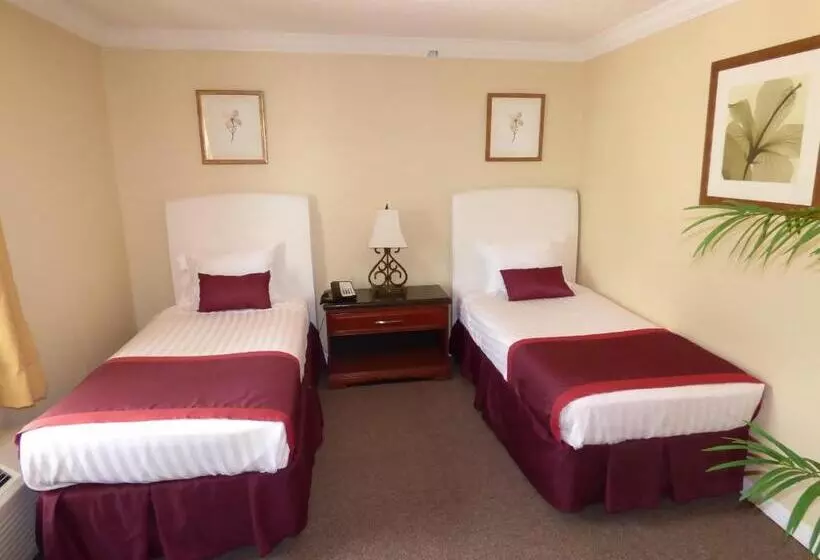 キングサイズベッドのデラックススイート, Days Inn & Suites By Wyndham Lake Okeechobee