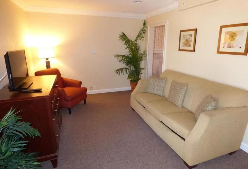 جناح ديلوكس سرير كينج, Days Inn & Suites By Wyndham Lake Okeechobee