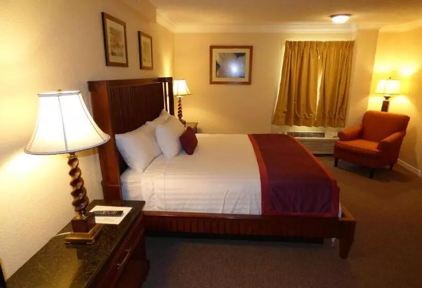 キングサイズベッドのデラックススイート, Days Inn & Suites By Wyndham Lake Okeechobee