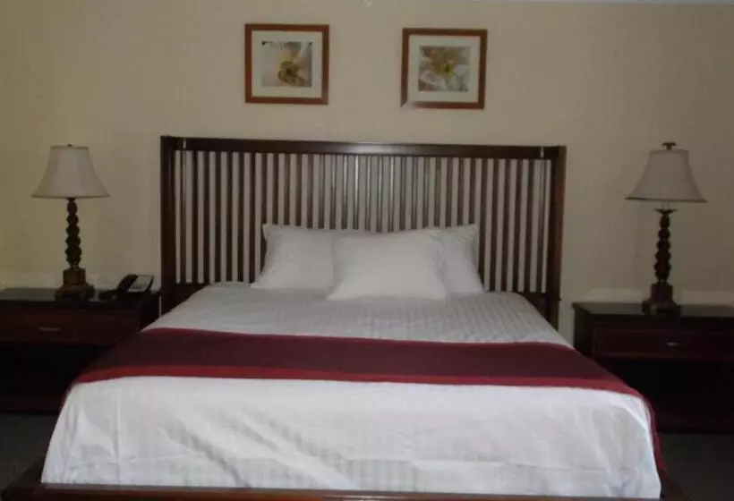 キングサイズベッドのデラックススイート, Days Inn & Suites By Wyndham Lake Okeechobee