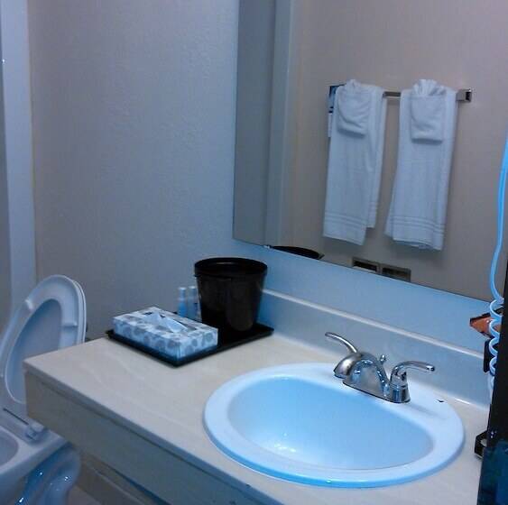 스탠다드 룸, Days Inn & Suites By Wyndham Lake Okeechobee