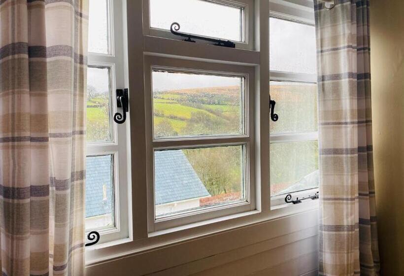 جناح سرير كينج, The Royal Oak Inn