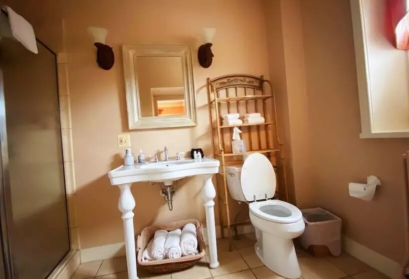 デラックススイート, Wayside Inn Bed And Breakfast