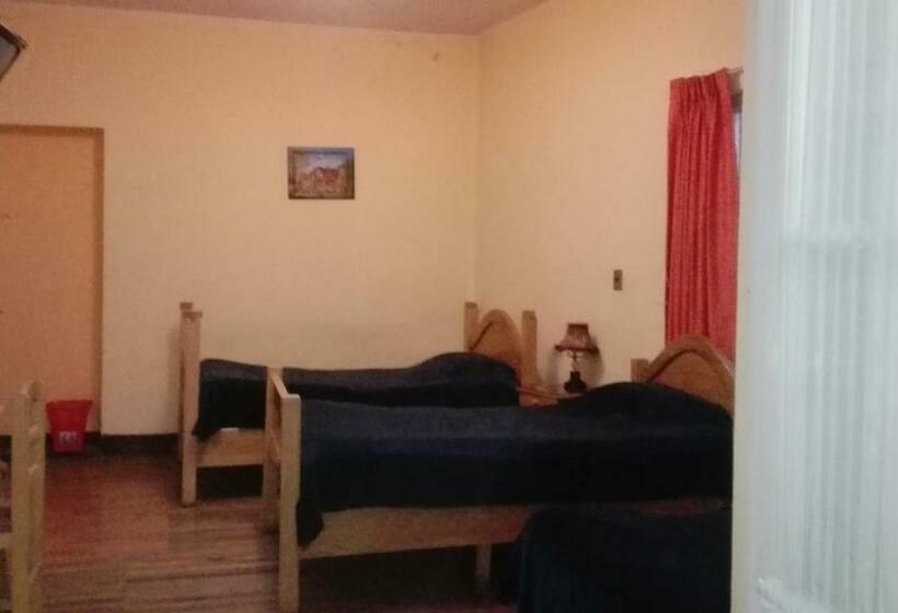 חדר סטנדרט לשלושה, Hostal Isidoros