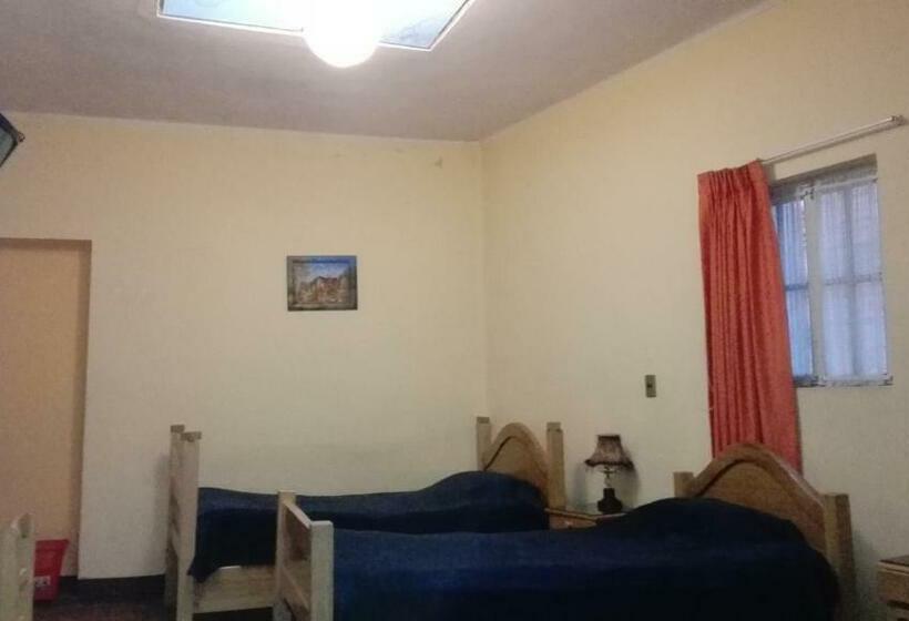 חדר סטנדרט לשלושה, Hostal Isidoros