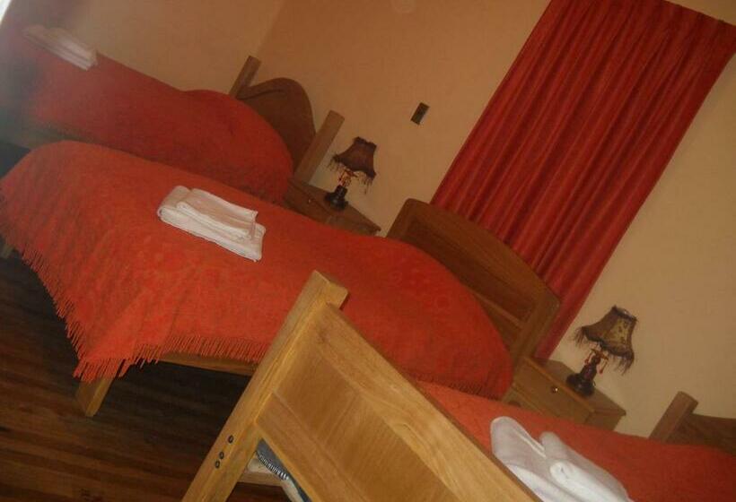 חדר סטנדרט לשלושה עם חדר אמבטיה משוף, Hostal Isidoros