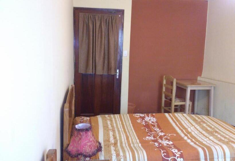 חדר סטנדרט לשלושה עם חדר אמבטיה משוף, Hostal Isidoros