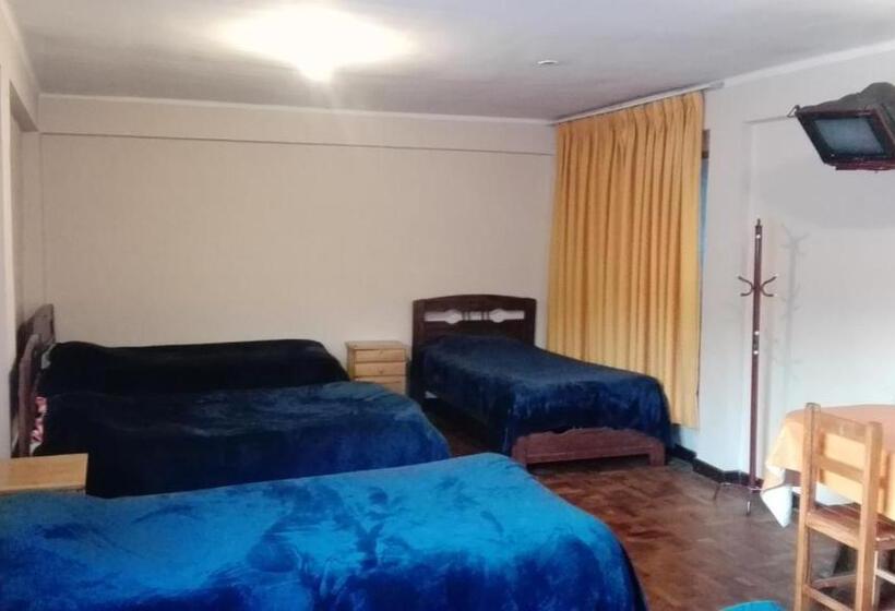 חדר סטנדרט לשלושה עם חדר אמבטיה משוף, Hostal Isidoros