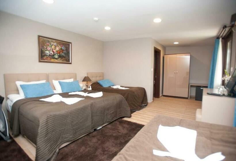 חדר סטנדרט לשלושה, Riva S Club