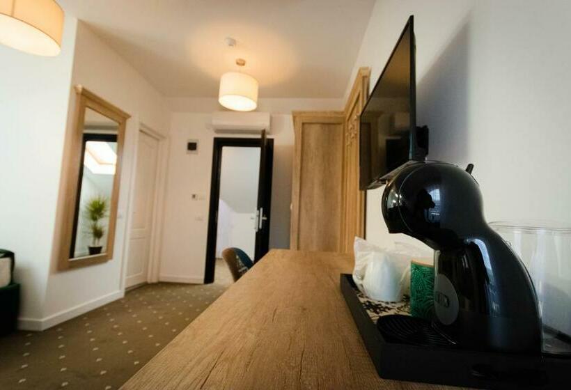 스탠다드 룸, Păunașul Codrilor