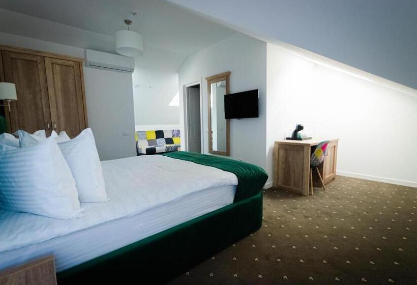 수피리어 룸, Păunașul Codrilor