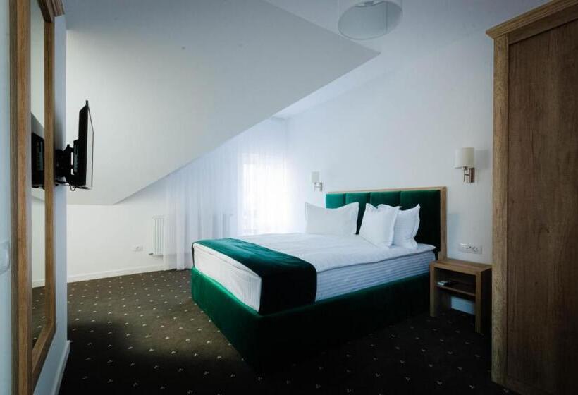 수피리어 룸, Păunașul Codrilor