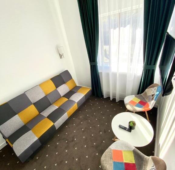 수피리어 룸, Păunașul Codrilor