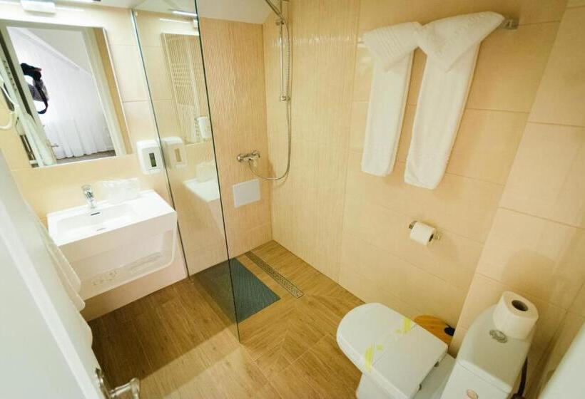 패밀리 스위트, Păunașul Codrilor