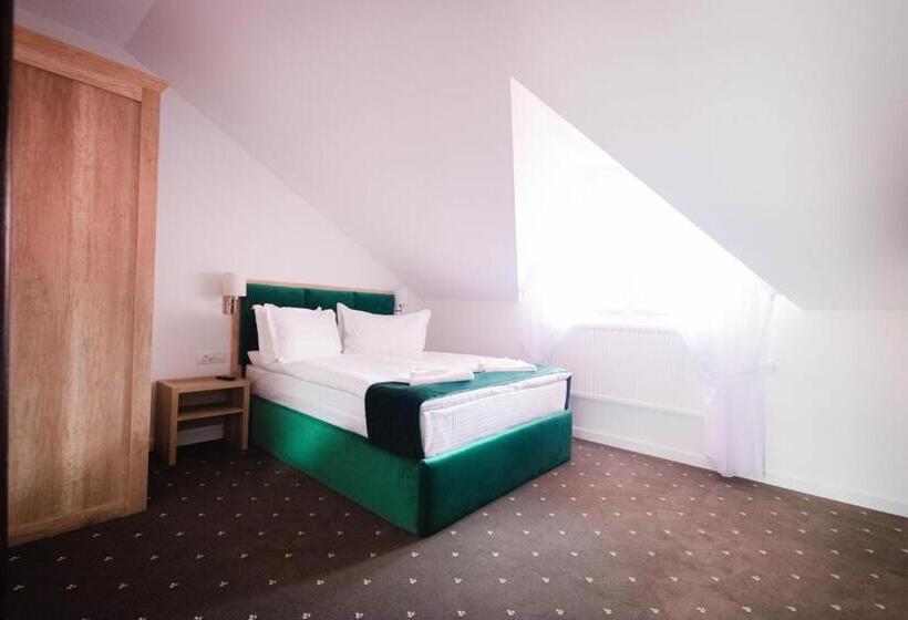 패밀리 스위트, Păunașul Codrilor